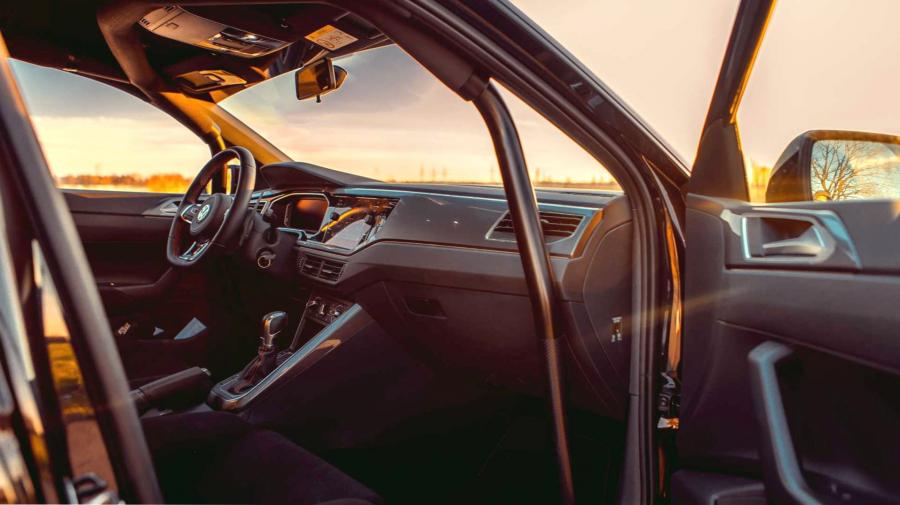 Интерьер Volkswagen Polo GTI by Siemoneit Racing 2019 года  (фото 6 из 15)